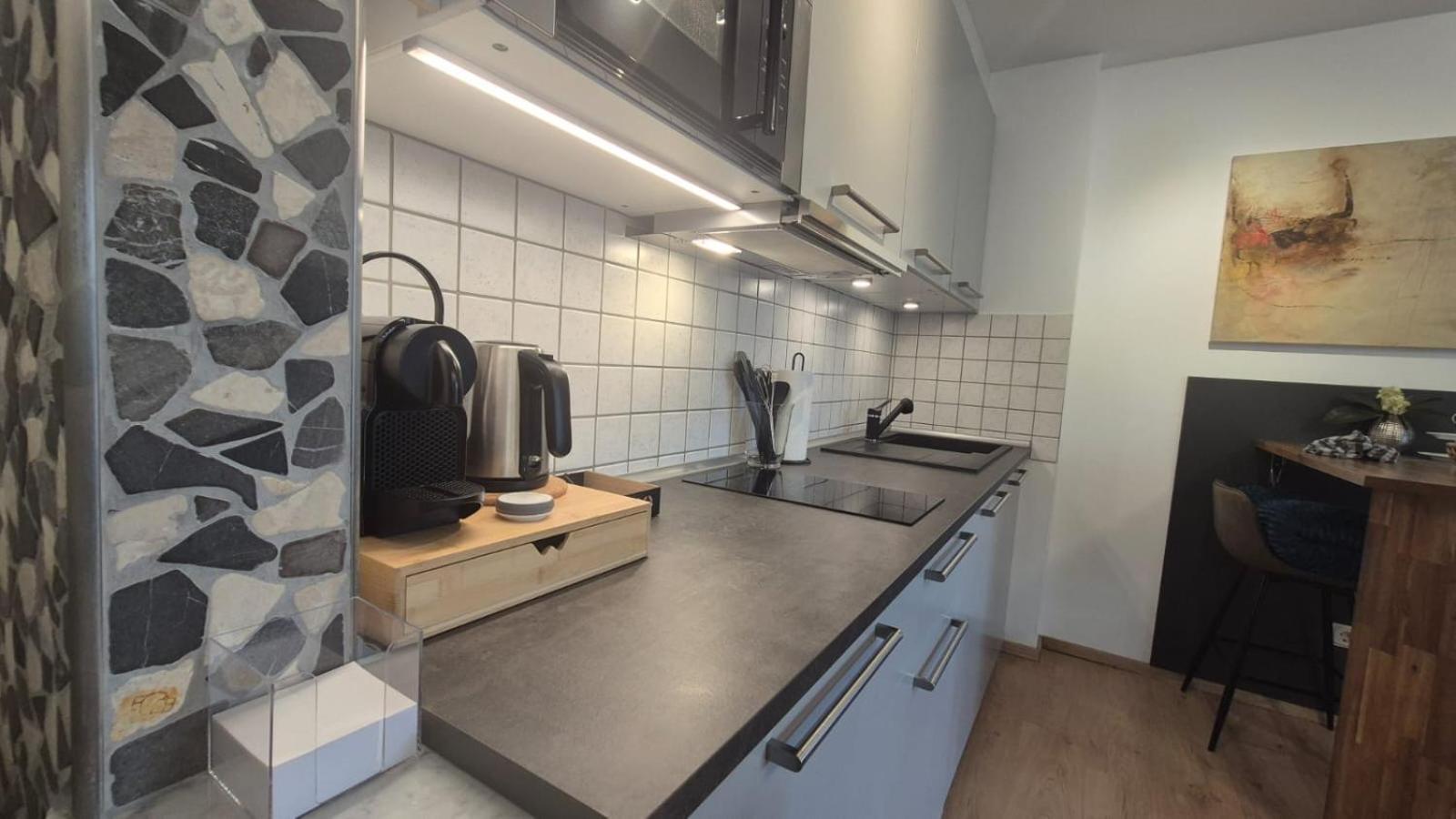 1 Mit Terrasse Und Pkw-stellplatz *